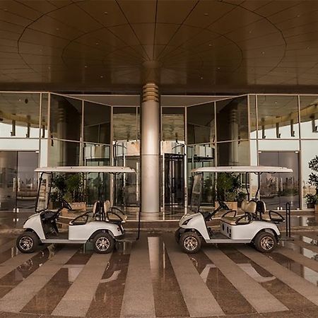 Millennium Hail Hotel Ha'il Exterior foto Golf carts at the entrance of the hotel