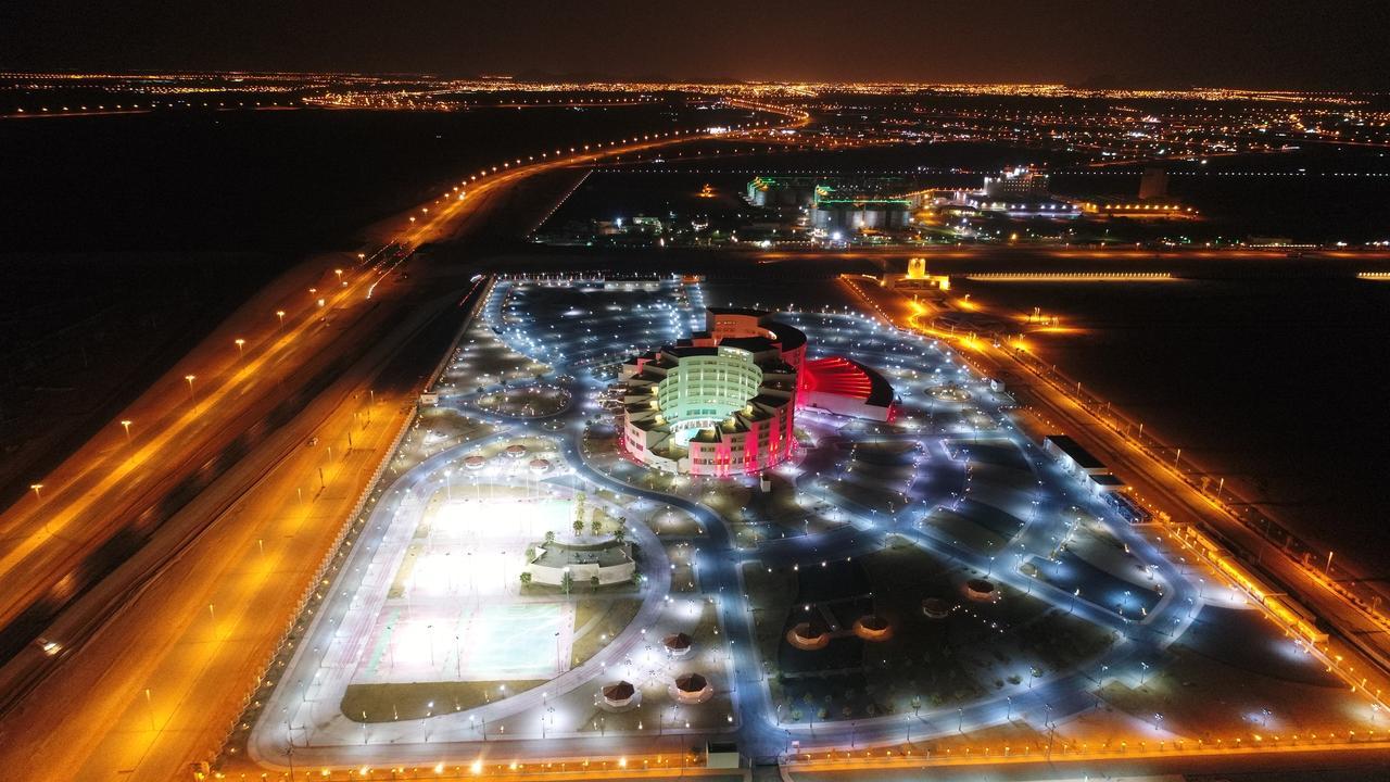 Millennium Hail Hotel Ha'il Exterior foto The airport at night