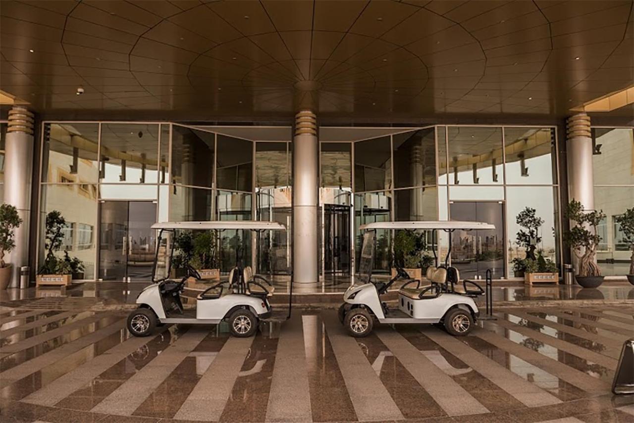 Millennium Hail Hotel Ha'il Exterior foto Golf carts at the entrance of the hotel