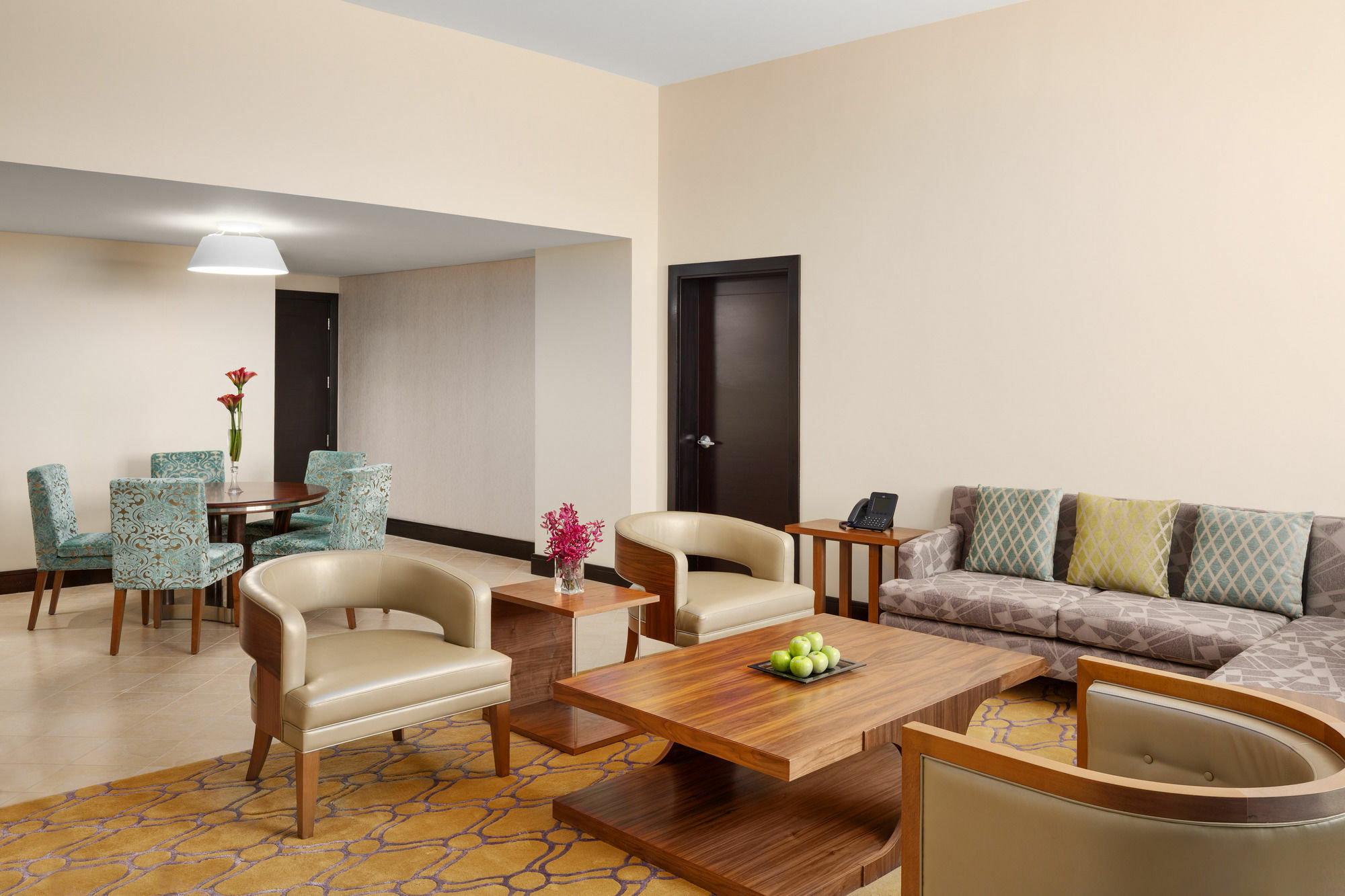 Millennium Hail Hotel Ha'il Exterior foto A living room in a suite at the hotel